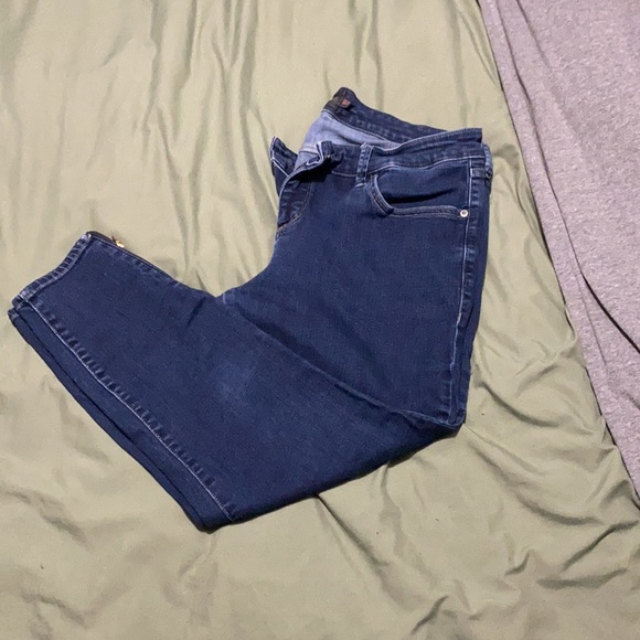 Cute plus size zipper jeans! - Picture 2 of 4